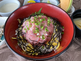 まぐろ丼<span class="orange">NEW!7月~ </span>追加550円(デザートは日替わり)