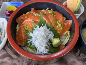 サーモン丼<span class="orange">NEW!7月~土日祝のみ </span>追加220円(デザートは日替わり)